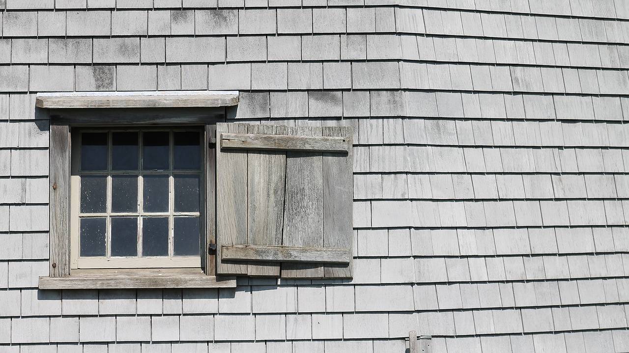 Главная картинка новости: Не мусор, а спасение от сквозняков: приклеили на раз-два, и окна герметичнее новых — не продувают даже в самый сильный буран