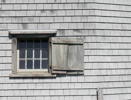 Не мусор, а спасение от сквозняков: приклеили на раз-два, и окна герметичнее новых — не продувают даже в самый сильный буран