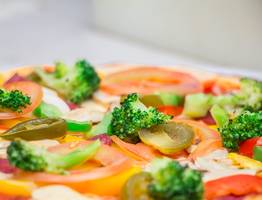 «Оливье» и «Крабовый» уже прошлый век: теперь только готовлю на Новый год-2025 праздничный салат «Чудо-слойка»