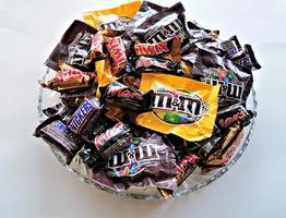 Гадость в красивом фантике: Роскачество назвало марки конфет, которые лучше не стоит брать