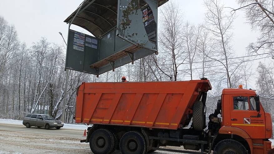 Главная картинка новости: В Коми демонтировали пострадавшую в ДТП остановку