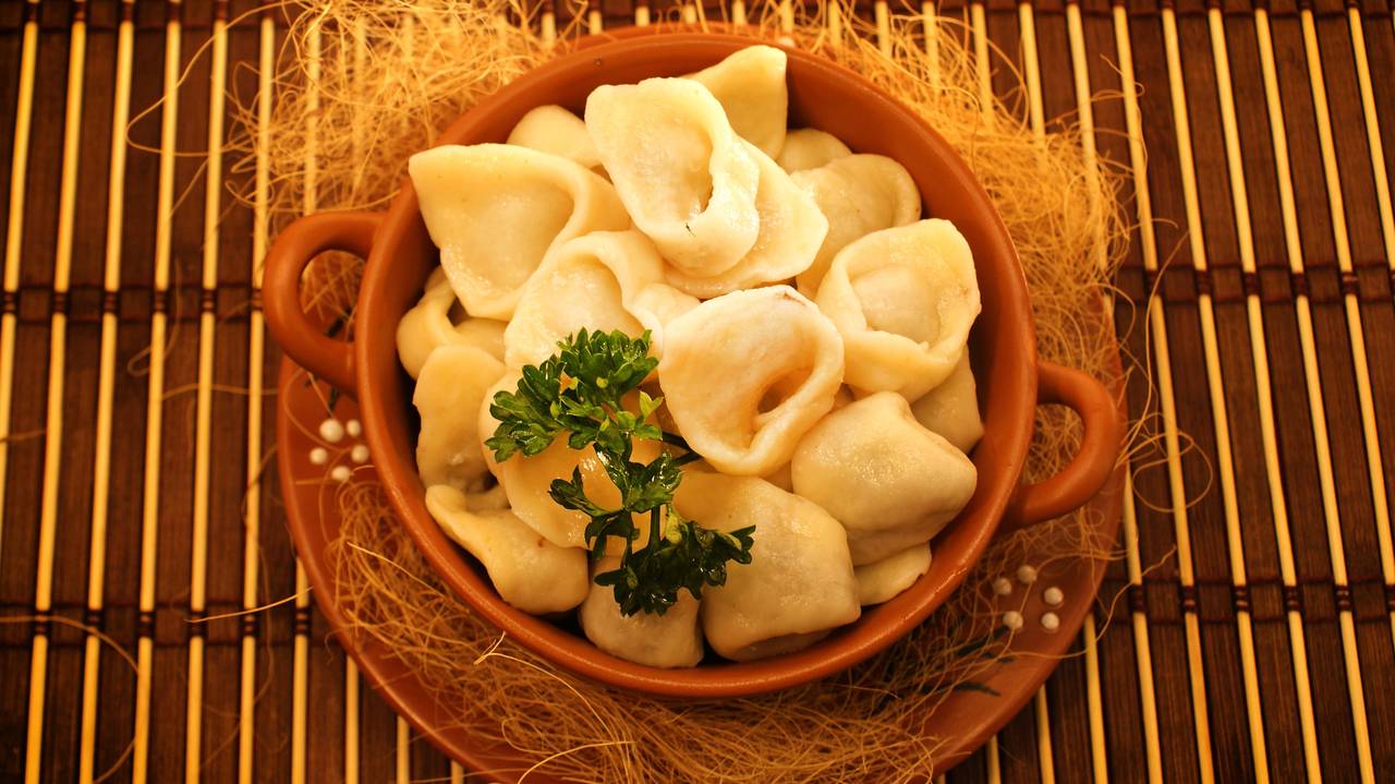 Главная картинка новости: Только опытные хозяйки готовят тесто для пельменей только так: мягкое и нежное – при варке не развалится