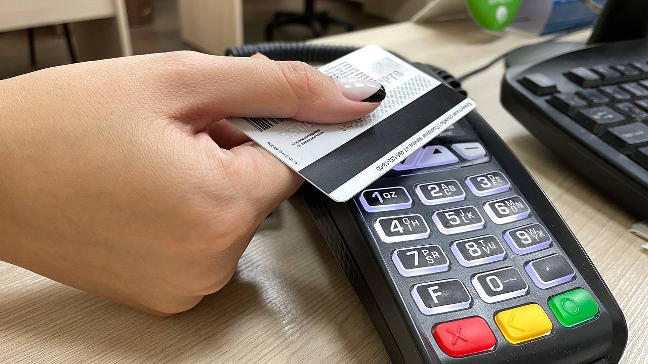 Главная картинка новости: С сегодняшнего дня там будет ноль рублей. Всех, у кого карта «Мир», ждет неприятный сюрприз