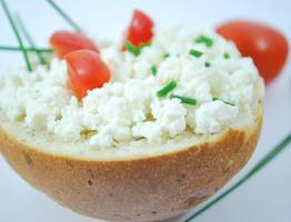 Ночью смешиваем ряженку и сметану: на утром получаем сыр "Филадельфия" — готовится, пока вы спите