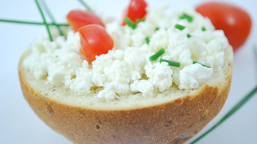 Главная картинка новости: Ночью смешиваем ряженку и сметану: на утром получаем сыр "Филадельфия" — готовится, пока вы спите