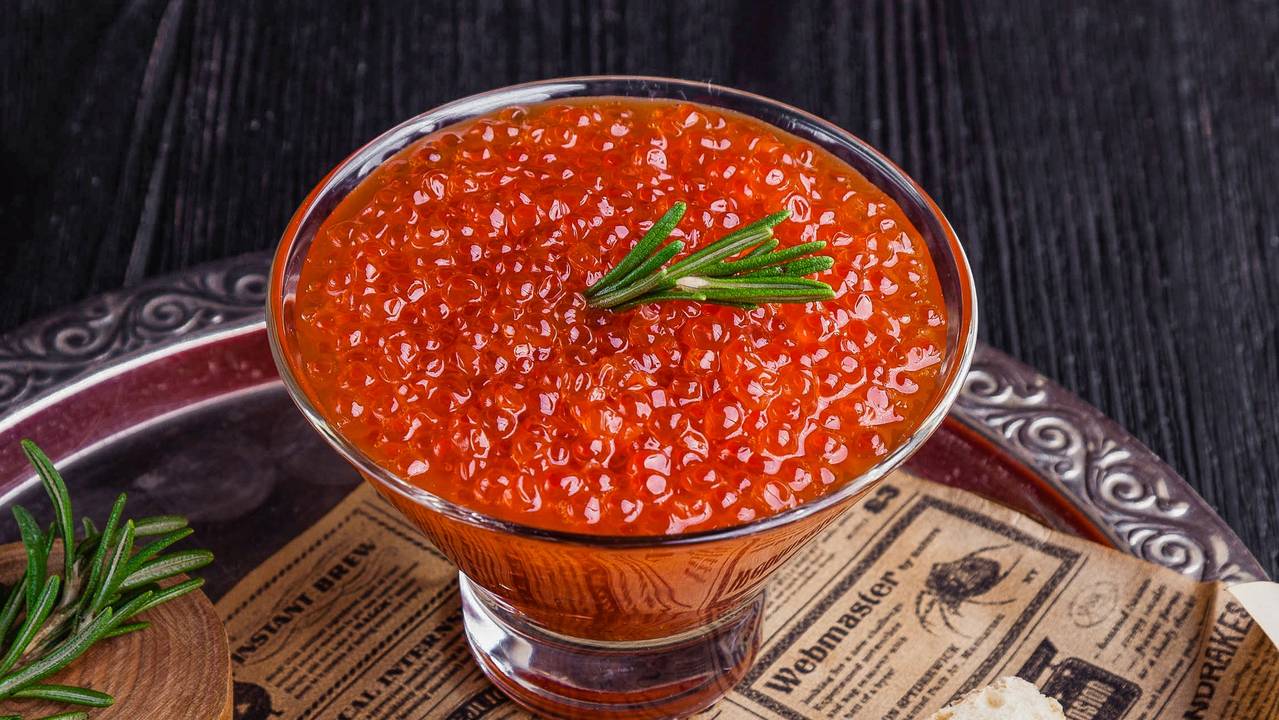 Главная картинка новости: Цены на красную икру стремительно полетели вниз: россиян ждёт приятный новогодний сюрприз в магазинах