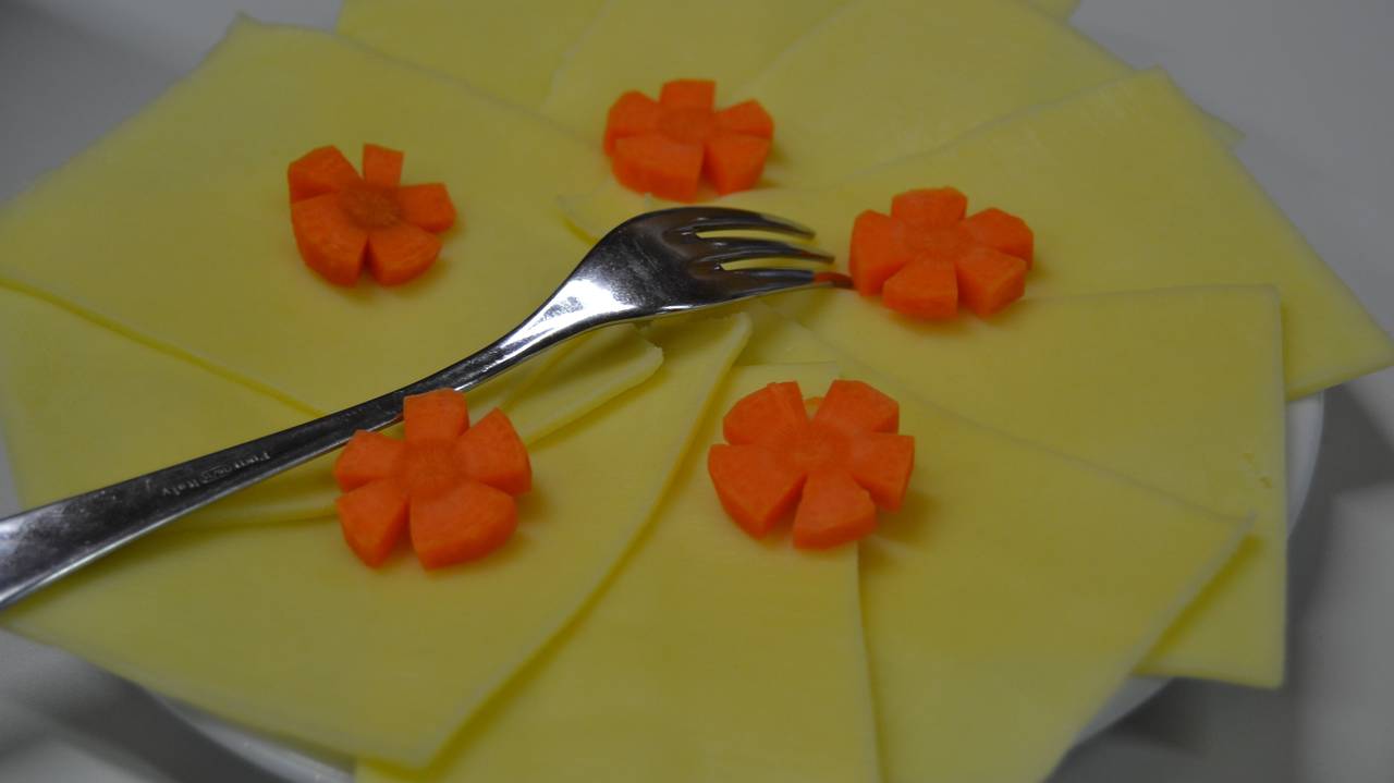 Главная картинка новости: Новогодняя простая закуска: ёлочка из шариков из слоёного теста с сырной начинкой — попробуйте и вы