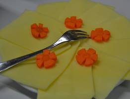 Новогодняя простая закуска: ёлочка из шариков из слоёного теста с сырной начинкой — попробуйте и вы