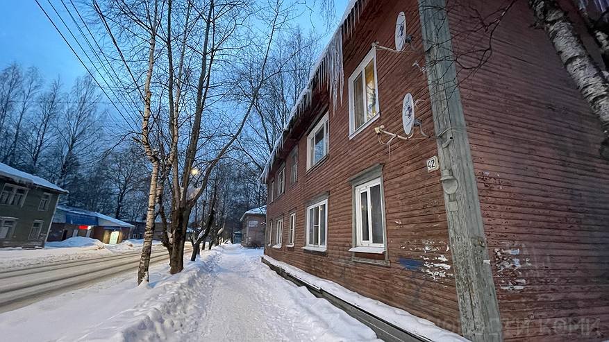 Главная картинка новости: Жители «деревяшек» в Коми массово требуют у судов компенсаций от мэрии