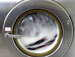 Лучше теннисных мячиков: при стирке пуховика киньте в барабан предмет с кухни — забудьте про комки и разводы