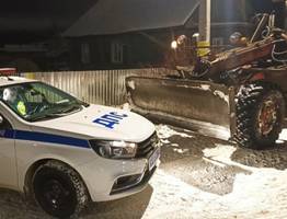 В Коми трактор повредил машину при расчистке дороги от снега