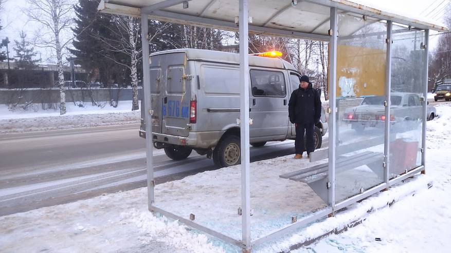 Главная картинка новости: В Коми неизвестные побили стекла на 2-х автобусных остановках
