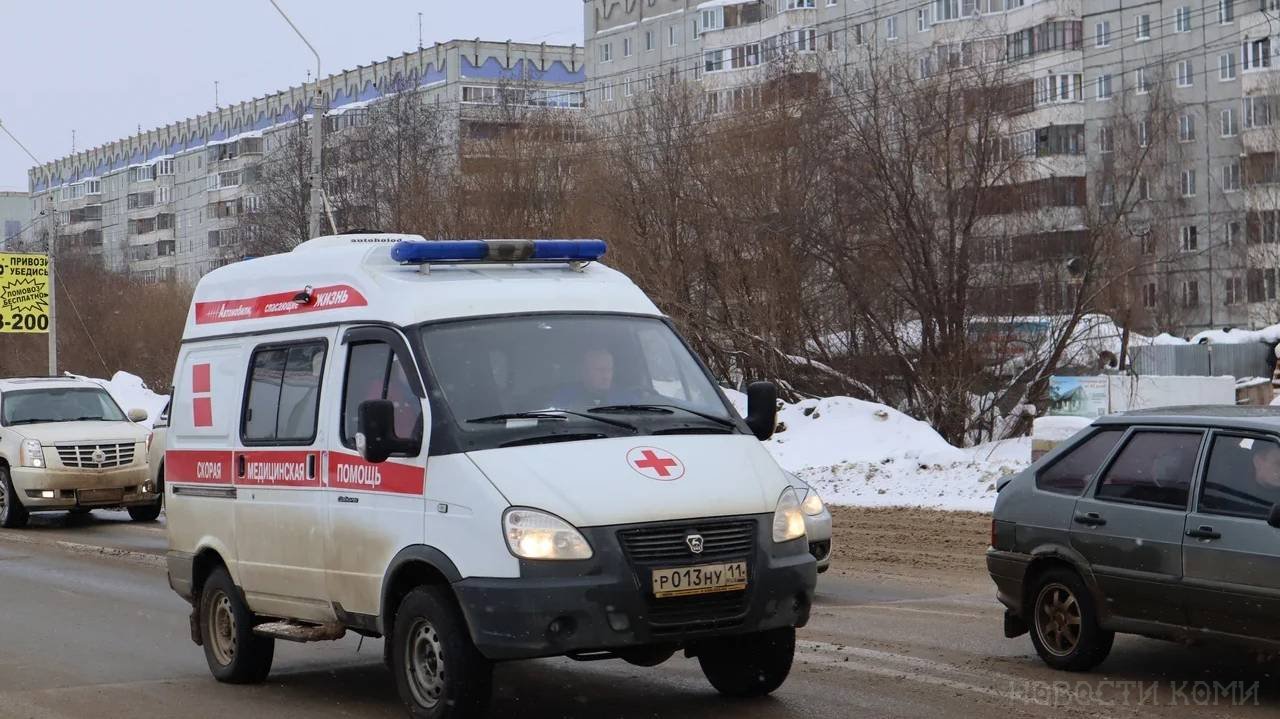 Главная картинка новости: В Коми спасатели помогли госпитализировать 160-килограмовую пациентку