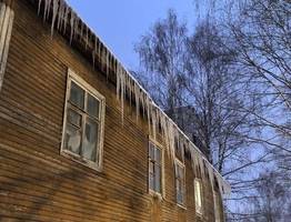 Жители Сыктывкара в ожидании вмешательства властей: сосульки угрожают безопасности