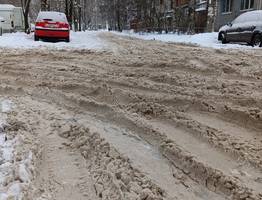 Снежные баррикады на улице Димитрова: пешеходы и водители в отчаянии