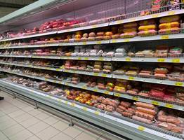 Недорогая, но очень качественная: Роскачество назвало лучшую колбасу для новогоднего оливье