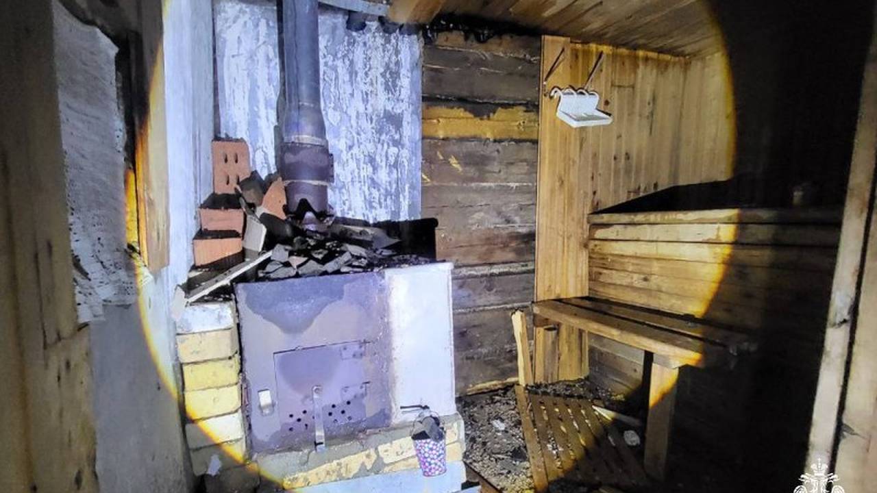 Главная картинка новости: В Коми неисправная печь стала причиной сильного пожара в бане