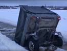 Автомобиль УАЗ нырнул под лед на реке в Коми