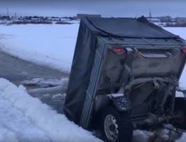 Автомобиль УАЗ нырнул под лед на реке в Коми