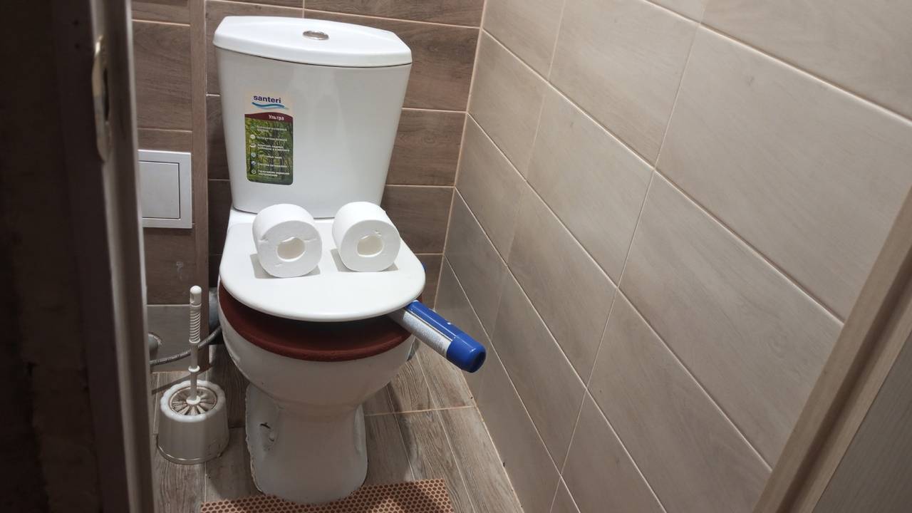 Главная картинка новости: 50 мл на 2 литра — и унитаз стал намного белее снега: от налета и ржвачины не осталось и следа