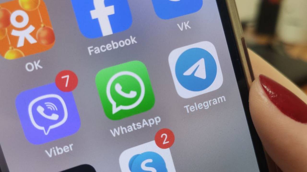 Главная картинка новости: Всем, кто пользуется WhatsApp и Telegram: поздравить родных с Новым годом больше не получиться