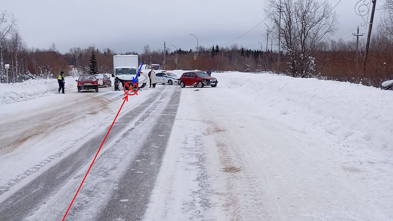 Главная картинка новости: В Коми водитель "Киа" протаранил грузовик на встречной полосе
