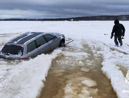 В одном из районов Коми иномарка провалилась под лёд