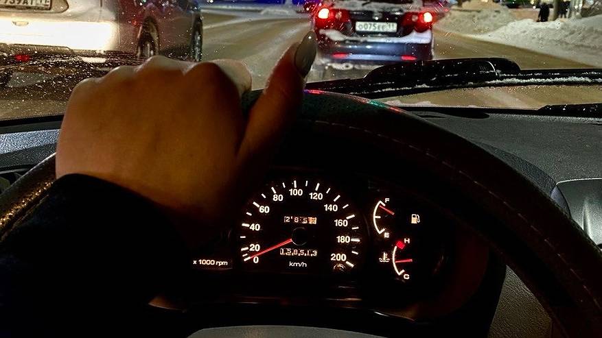 Главная картинка новости: Водителям рассказали, нужно ли заливать в машину одно и то же масло