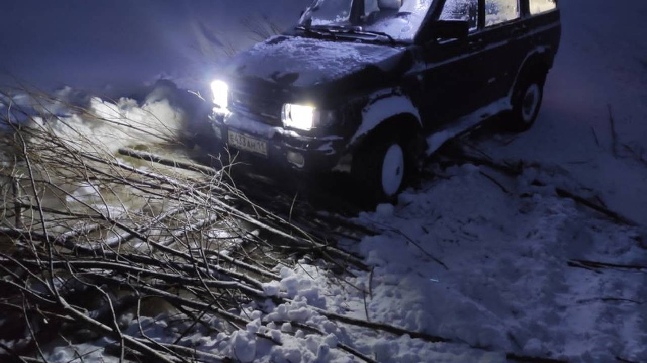 В Коми на переправе 3 "Бурана" доставали авто, провалившееся в промоину