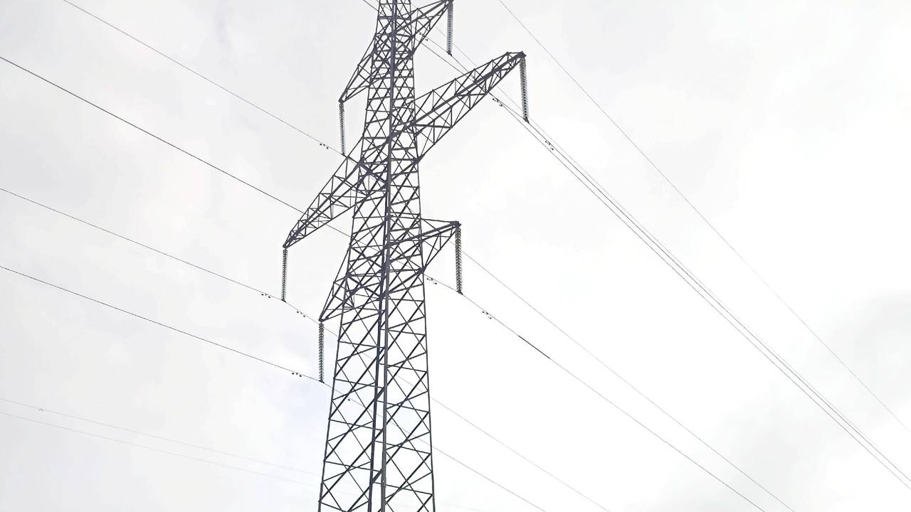 Главная картинка новости: Энергетики полностью восстановили электроснабжение деревень Весляна, Ветью и Кони