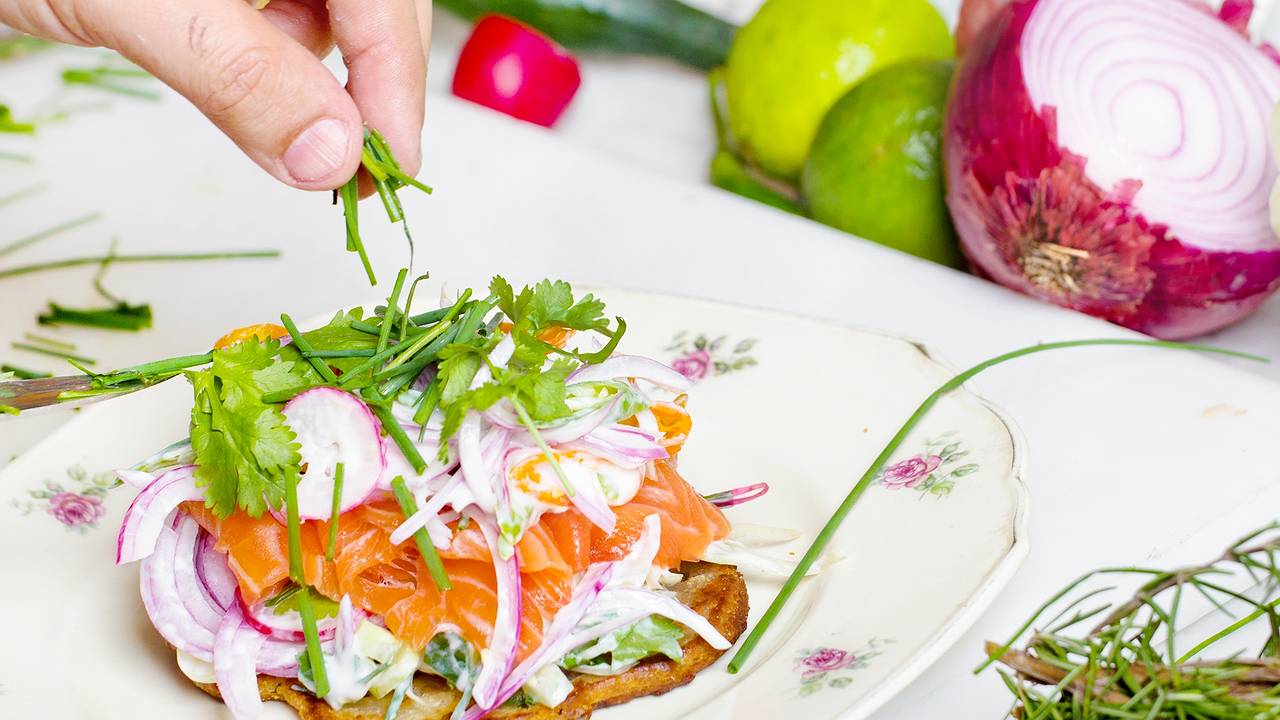 Главная картинка новости: Если в холодильнике завалялся огурец и пачка крабовых палочек: изящный салат из двух ингредиентов — едим и сбрасываем лишние веса, наетое за Новый год