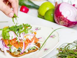 Если в холодильнике завалялся огурец и пачка крабовых палочек: изящный салат из двух ингредиентов — едим и сбрасываем лишние веса, наетое за Новый год