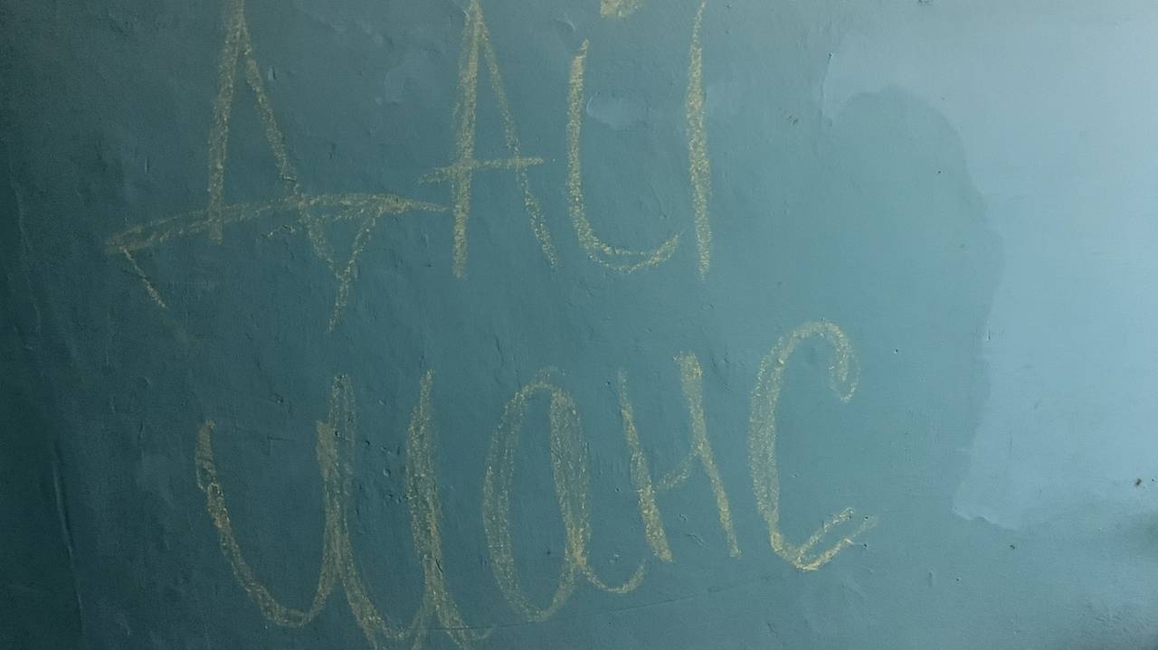 Жители Коми жалуются на "граффити любви" в подъезде: как бороться с вандализмом?