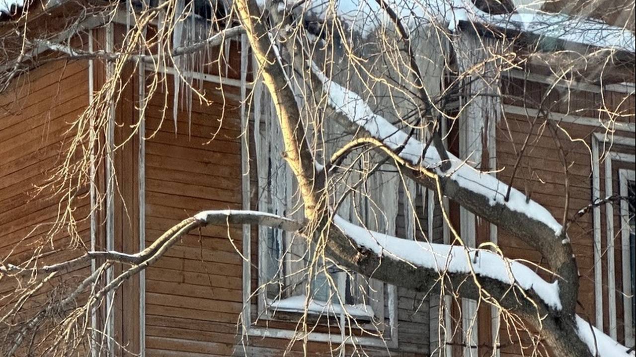 Сосульки размером с человека угрожают жителям Коми