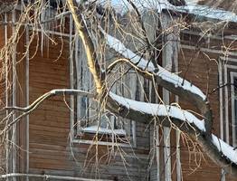 Сосульки размером с человека угрожают жителям Коми