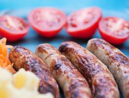 Сосиски можно не только варить и жарить — наполняем 4 ингредиентами и отправляем в духовку: необычная закуска за несколько минут