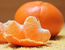 Не выкидывайте мандариновую кожуру: опытные хозяйки раскрыли как получить полезное средство для всего дома