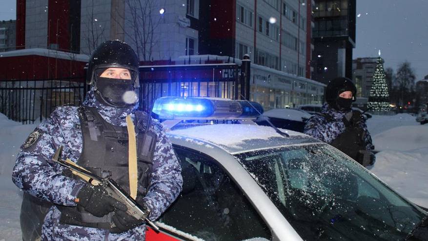 Главная картинка новости: Сладкоежка из Воркуты похитил более 30 плиток шоколада и был задержан росгвардейцами