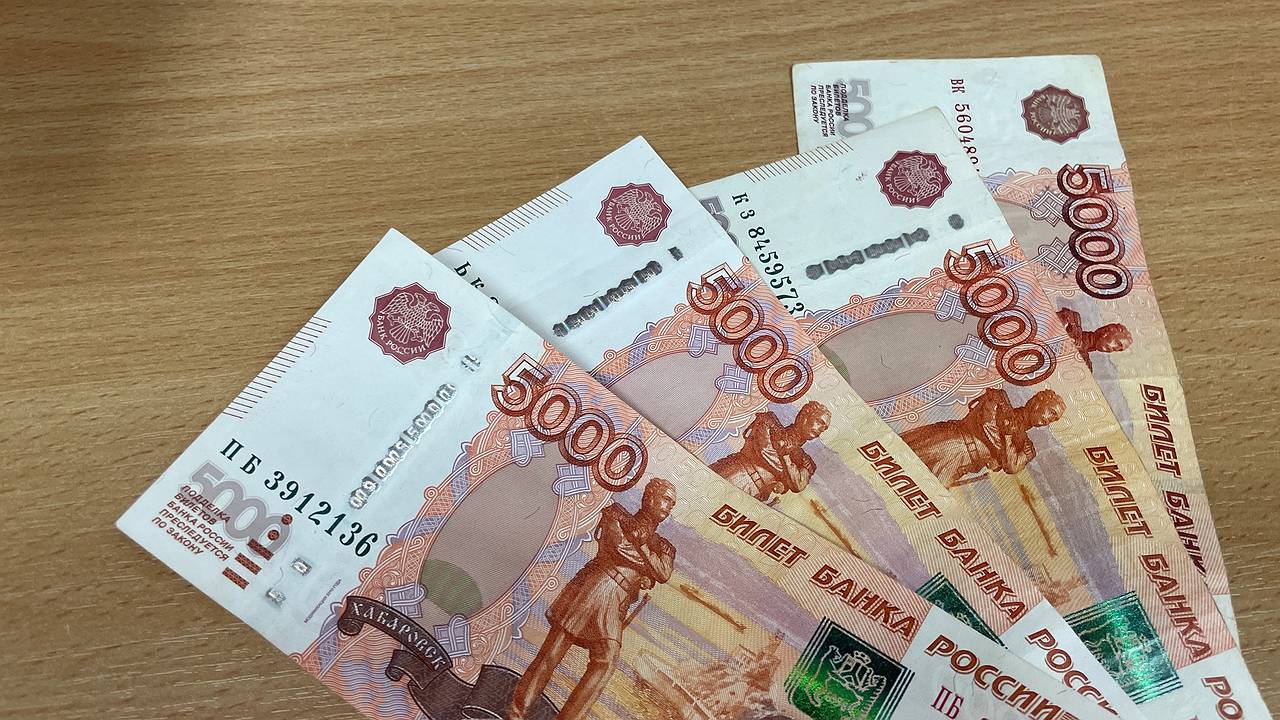 Главная картинка новости: Коснётся абсолютно всех, кто хранит дома купюры 5 000 рублей - важные изменение в конце января