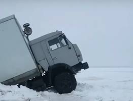 На переправе возле Усть-Усы провалился КамАЗ