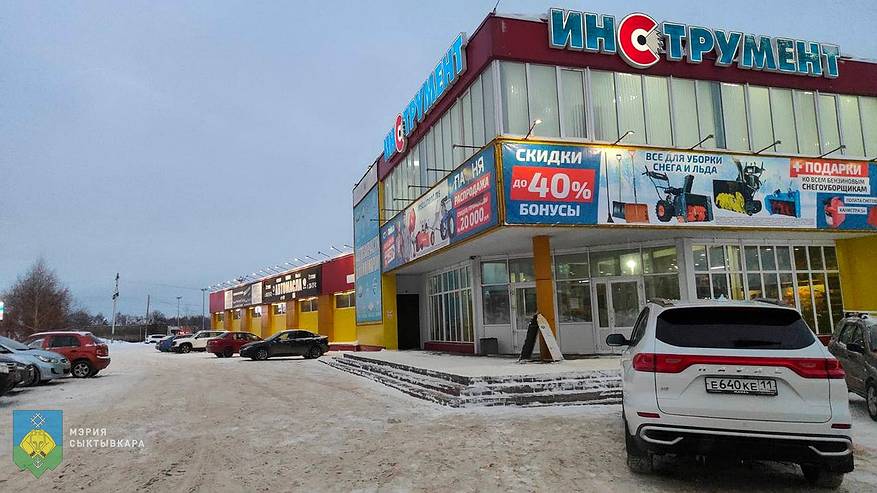 Главная картинка новости: В Коми проверяют крыльца и лестницы торговых точек на наледь и заснеженность