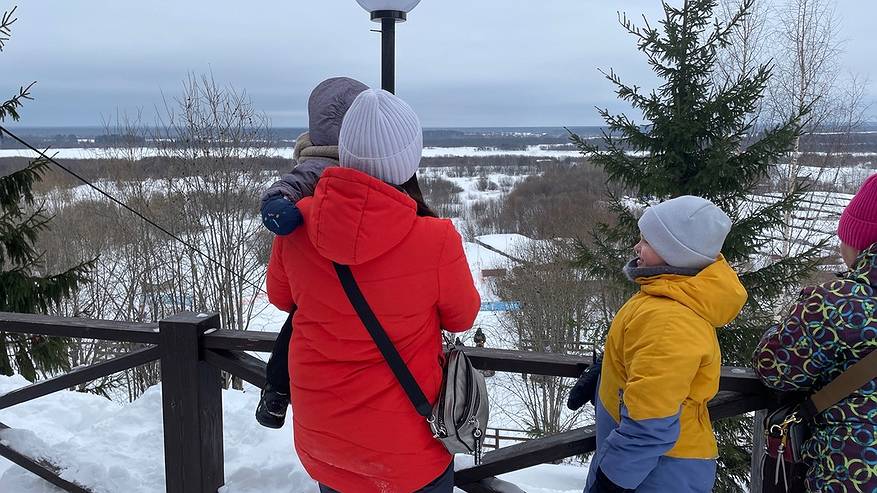 Главная картинка новости: Многодетные семьи Коми смогут бесплатно ходить по музеям и выставкам, предъявив удостоверение