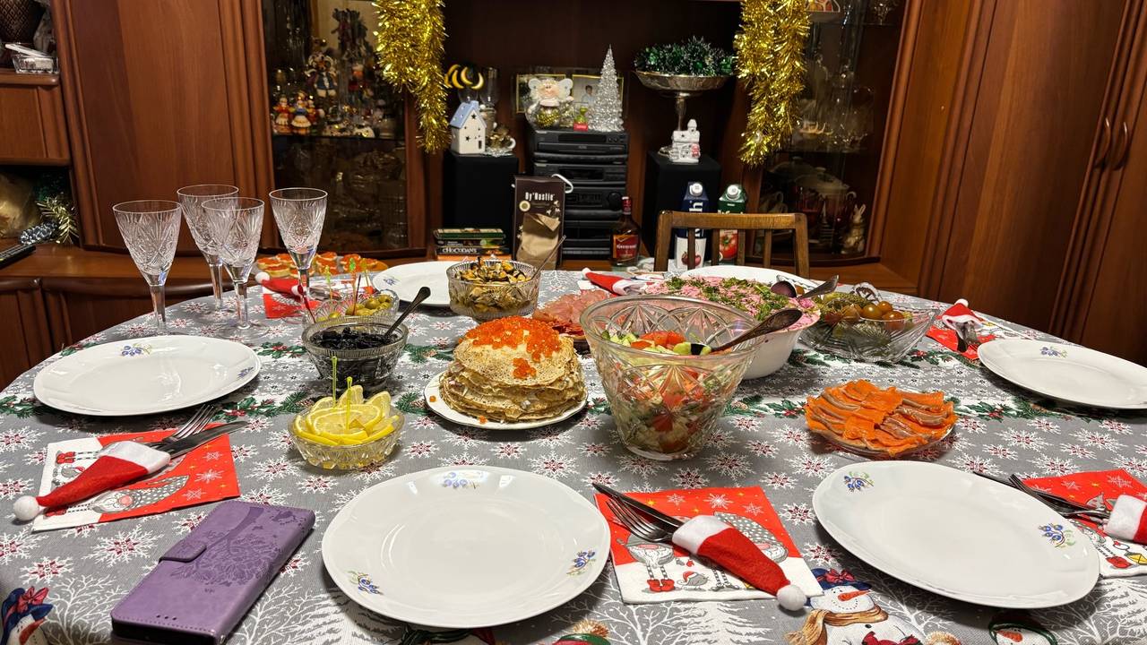 Главная картинка новости: Все ждут, пока вы уйдете: эти три привычки в гостях выдают очень низкий интеллект