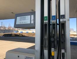 Как 1 хитрость с заправочным пистолетом на АЗС заливает полный бак бензина - вот куда нужно нажимать