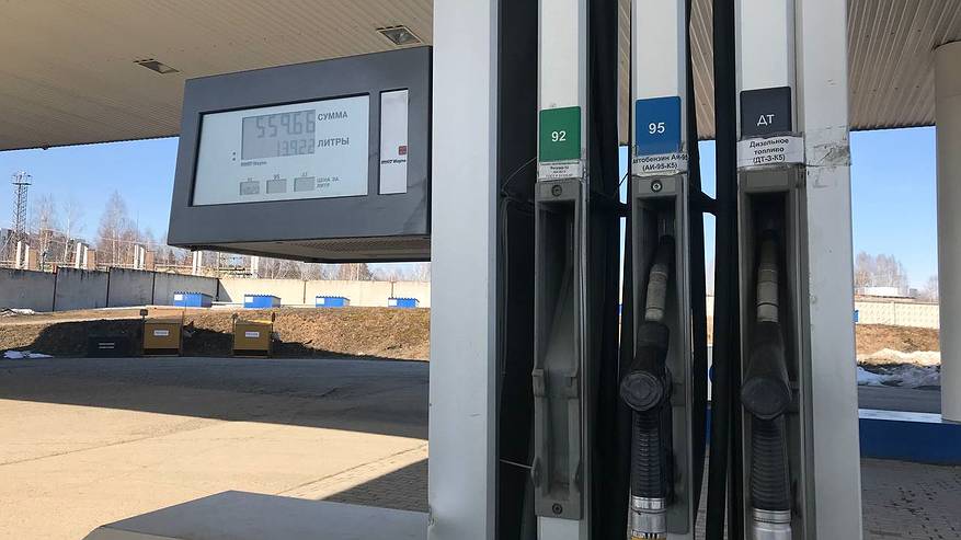 Главная картинка новости: Как 1 хитрость с заправочным пистолетом на АЗС заливает полный бак бензина - вот куда нужно нажимать