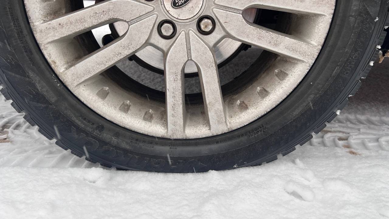 Главная картинка новости: В Коми угонщик оставил в чужом автомобиле свои документы