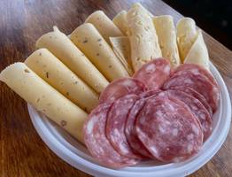 Чистое мясо, никакой подделки: в Роскачестве назвали колбасу, которая точно подойдет для оливье