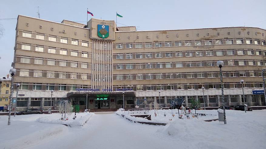 Главная картинка новости: В сыктывкарской администрации объяснили пропажу качелей с «площадки под часами»