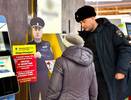 У банкоматов в Сыктывкаре жителей приветствует ростовой макет полицейского