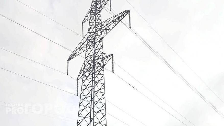 Главная картинка новости: В Коми без света остались 18 сел и деревень из-за упавшего на линию электропередач дерева